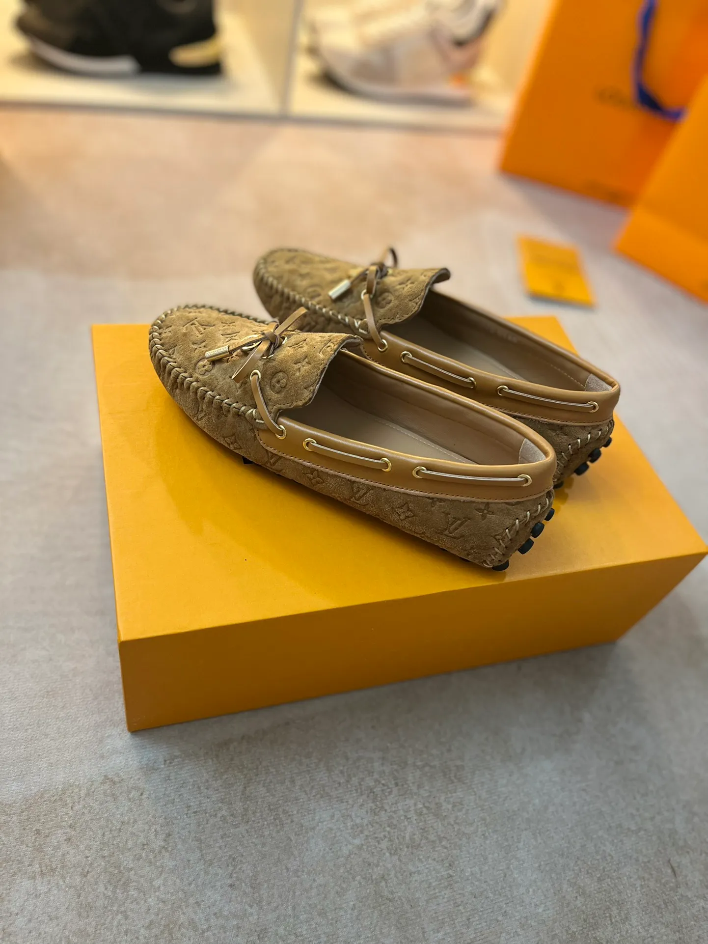p460💰Couple model❤️🇫🇷 𝙇𝙤𝙪𝙞𝙨 𝙑𝙪𝙞𝙩𝙩𝙤𝙣 🇫🇷Louis Vuitton 2023 Classic𝓛𝓿 𝓣𝓻𝓪𝓲𝓷𝓮𝓻 Sports Series ➪➪➪¯ [Arizona Doudou Shoes Series] ▪️▪️▪️Arizona slip-on shoes are made of Monogram Eclipse canvas. Its hand-painted and dyed edges and hand-sewn uppers fully demonstrate Louis Vuitton's traditional shoemaking craftsmanship. This slip-on shoe is very lightweight. The integrated tongue and upper make it particularly comfortable and flexible. The soft outsole is equipped with rubber padding. Decorated with matching sash. Detailed features: ☑️Monogram Eclipse canvas ☑️Black Eclipse pattern ☑️Hand-painted shoe edges ☑️Hand-sewn uppers (each pair takes time to process) ☑️Integrated tongue and upper construction ☑️Outsole equipped with rubber lining ☑️size: 35_46
